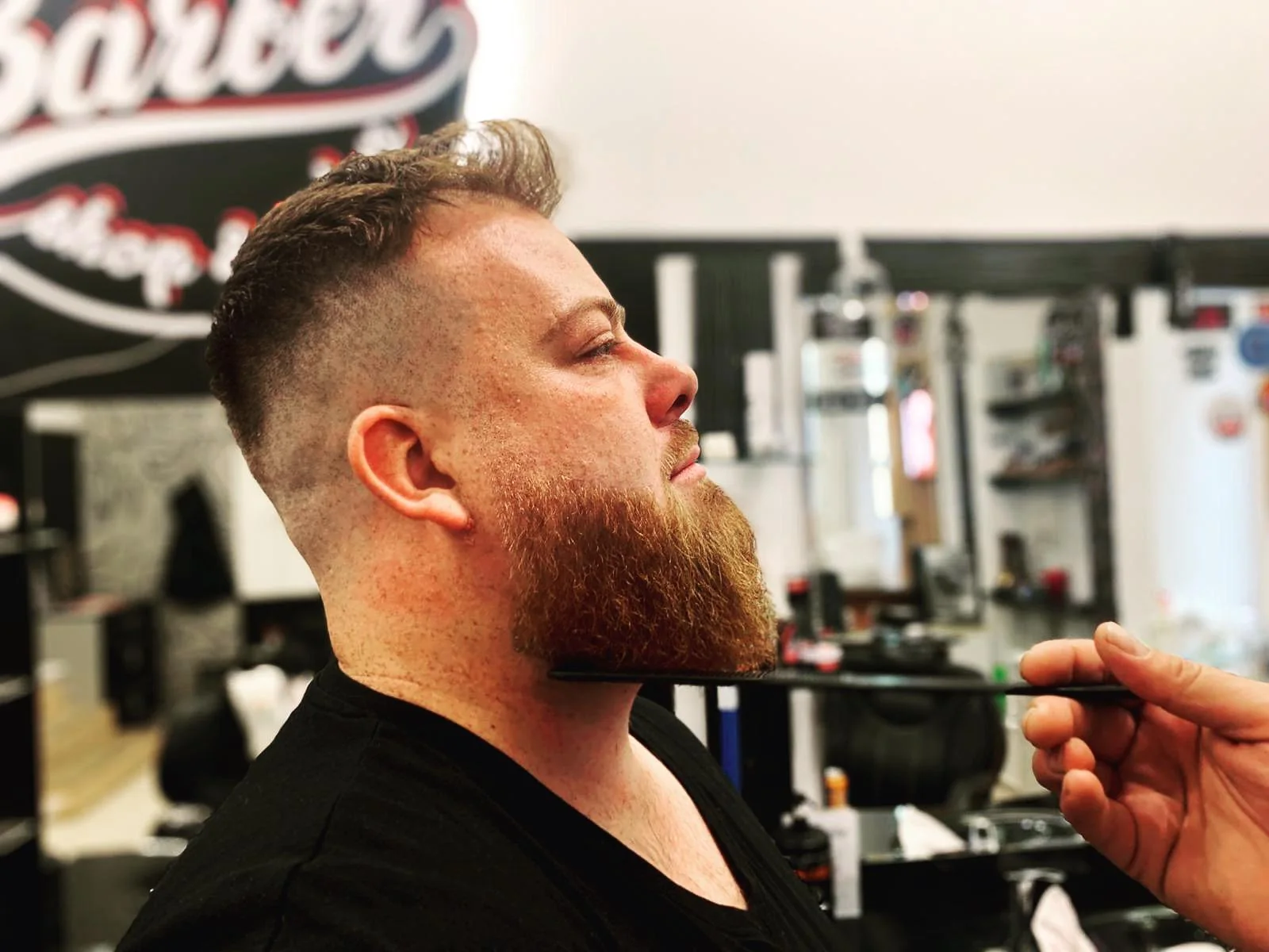 Detail úpravy kontur vousů u klienta v 7 Barber Plzeň
