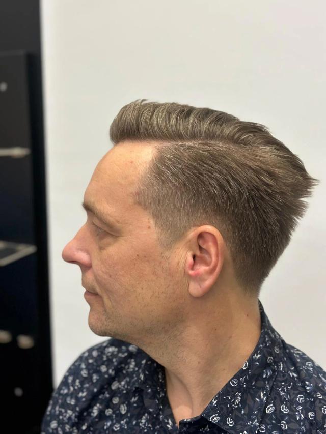 Klasický pánský střih s pěšinkou a upravenými konturami v 7 Barber