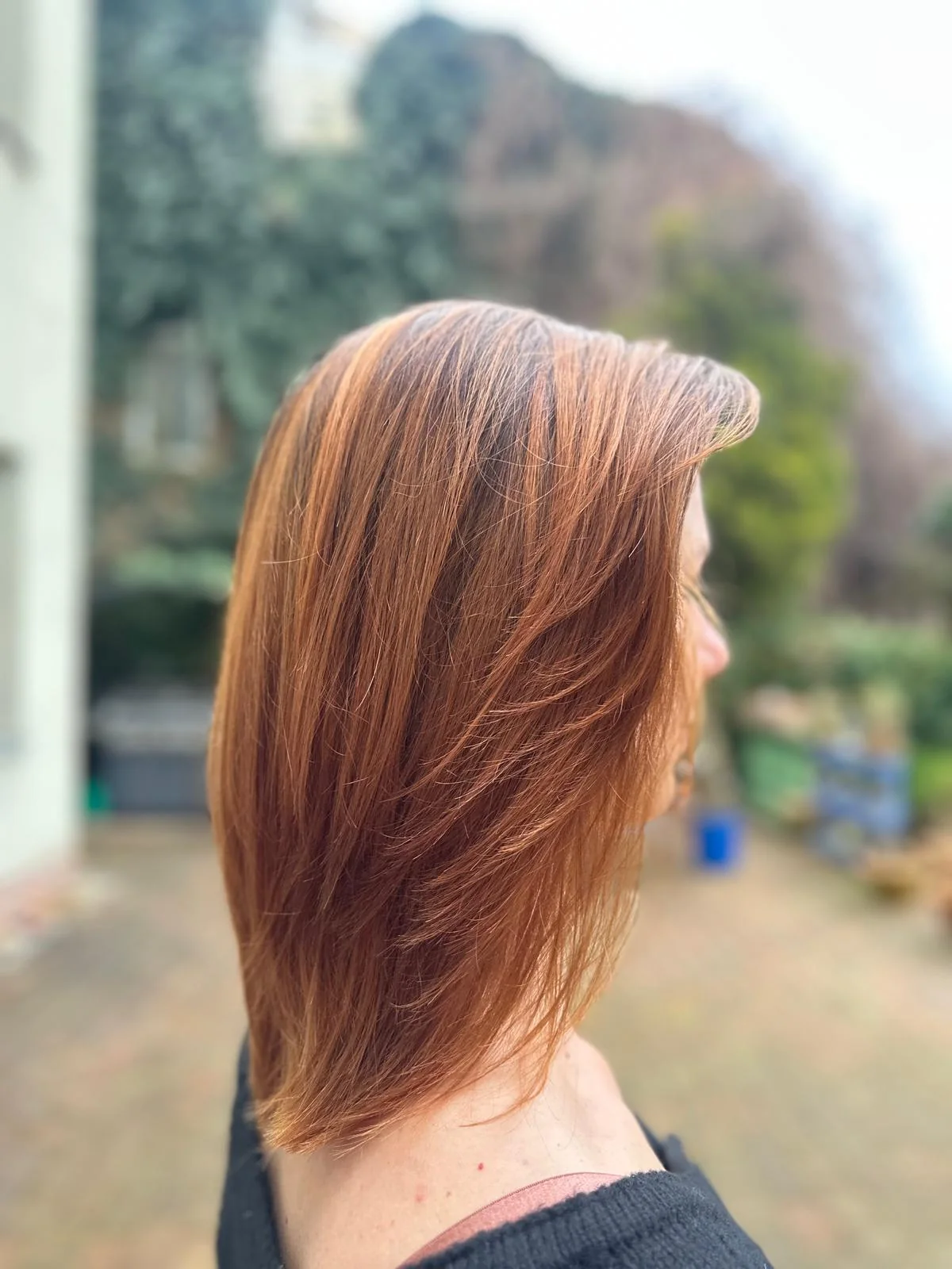 Měděně barvené dlouhé vlasy po salonní péči v 7 Barber