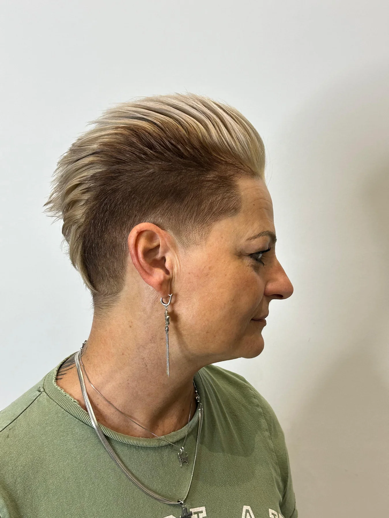 Krátký dámský pixie střih vytvořený v kadeřnictví 7 Barber