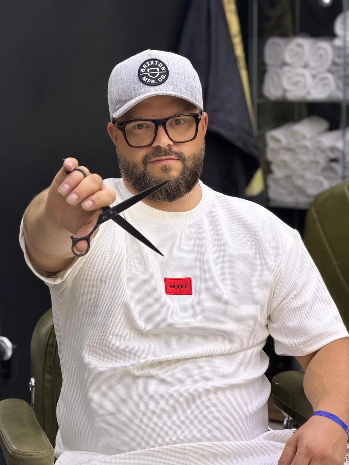 Jarda, majitel a master barber 7 Barber, s kadeřnickými nůžkami