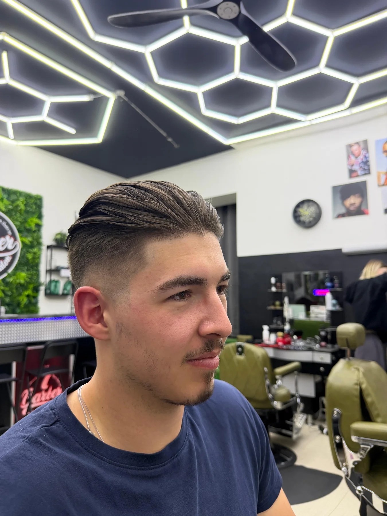 Klasický pánský střih s přesně upravenými konturami v 7 Barber