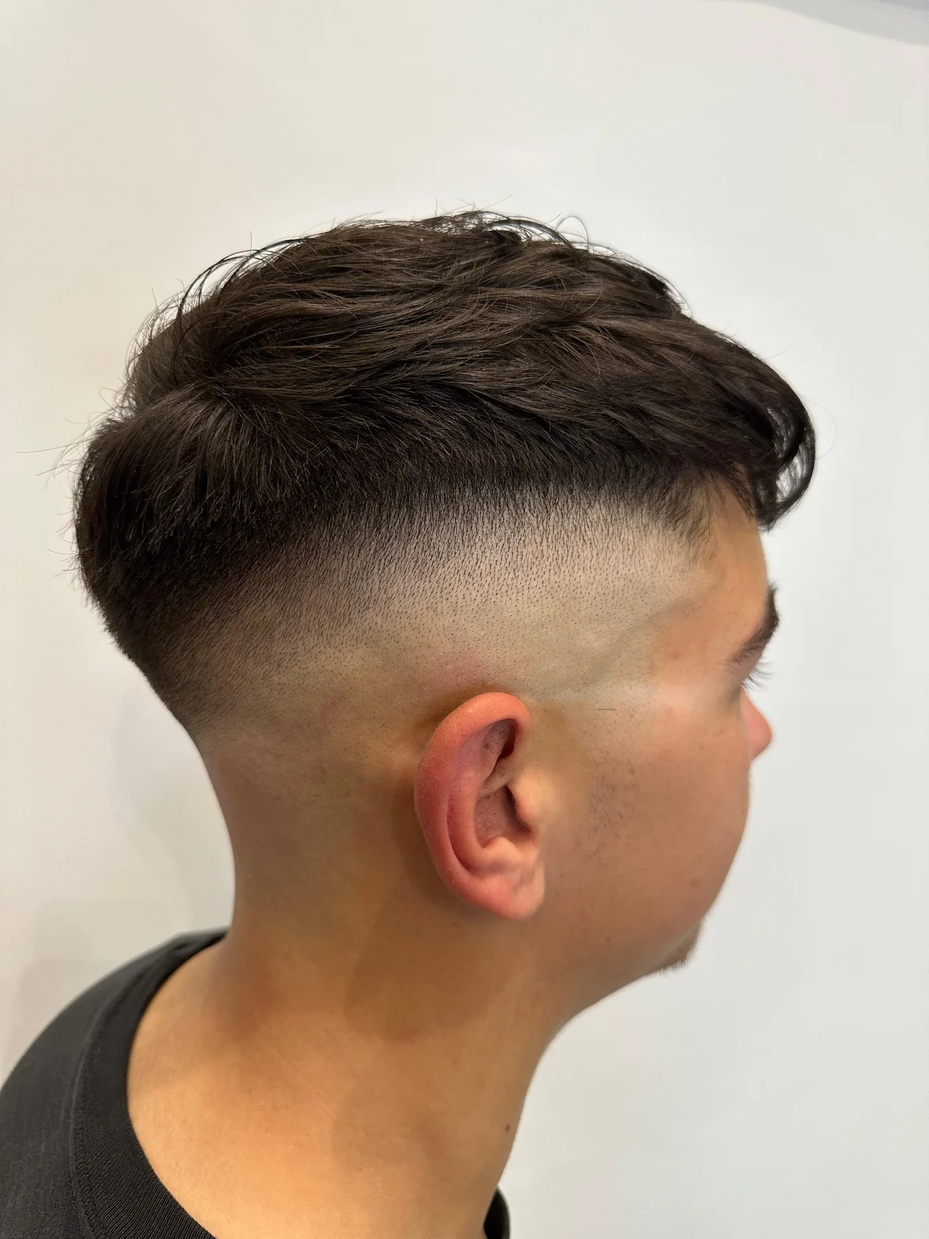 Detail čistého pánského fade střihu vytvořeného v 7 Barber Plzeň